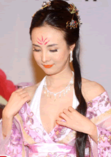 干露露鄧建國當(dāng)眾擁吻 如此場面鄧建國與干露露都很享受