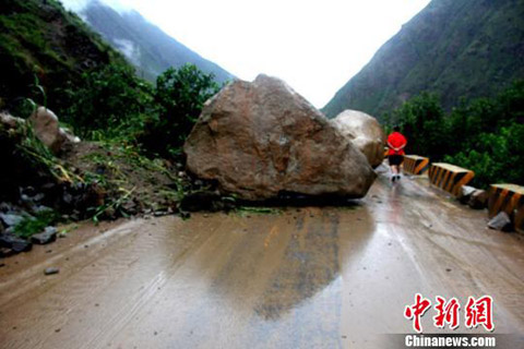 舟曲峰迭鄉梁風殼村泥石流塌方 50噸巨石阻斷交通