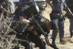 南非警察掃射礦工 野蠻南非警察與礦工槍戰(zhàn)掃射礦工