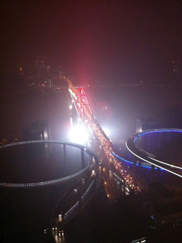 重慶9月28暴雨 暴雨導致重慶堵車至深夜十時仍未散去