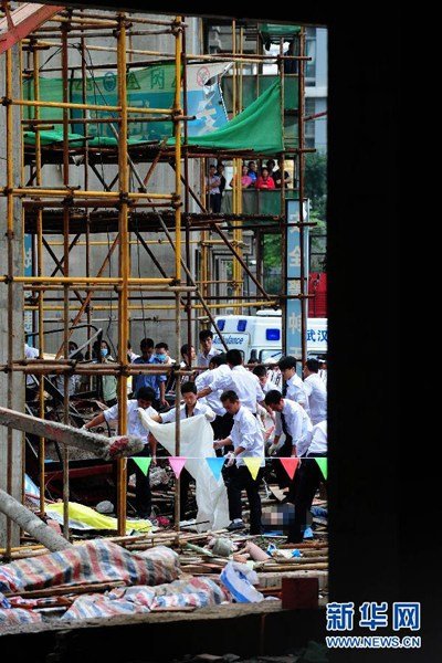 武漢電梯從34層高空墜落