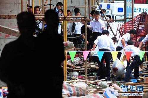 武漢電梯從34層高空墜落