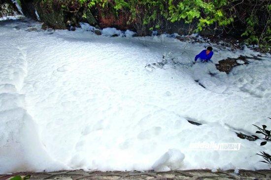 廣州增城河道出現超級泡沫