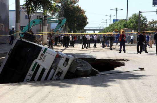 西安太華路路面塌陷