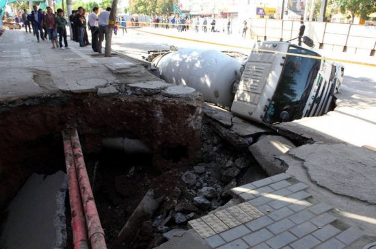 西安太華路路面塌陷