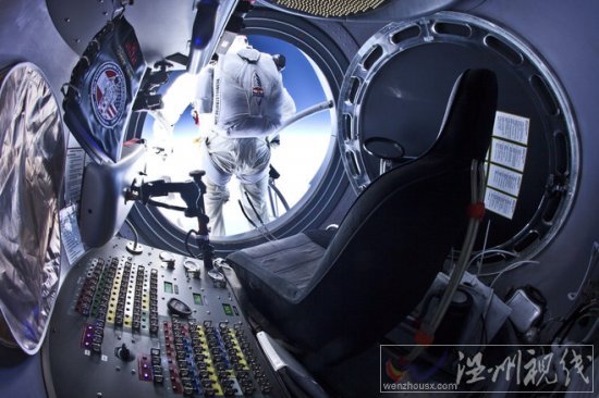 費(fèi)利克斯鮑姆加特納完成平流層3.7萬(wàn)米世界第一跳