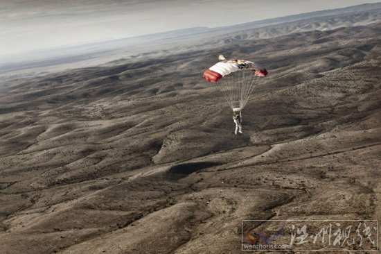 費(fèi)利克斯鮑姆加特納完成平流層3.7萬(wàn)米世界第一跳