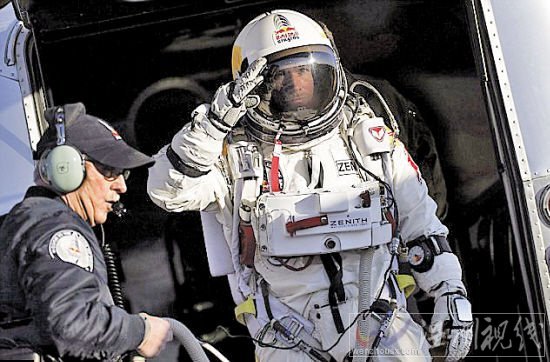 費(fèi)利克斯鮑姆加特納完成平流層3.7萬(wàn)米世界第一跳