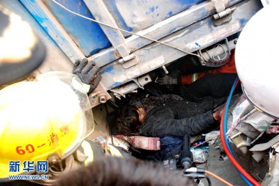 唐津高速公路發生車禍 約30輛車連環相撞造成嚴重擁堵