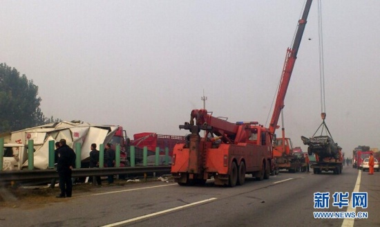 唐津高速公路發生車禍 約30輛車連環相撞造成嚴重擁堵