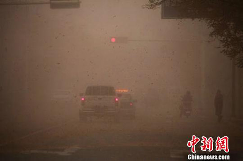 甘肅蘭州等地沙塵暴來襲寒潮大風(fēng)卷起塵土
