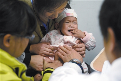 廣東韶關一名1歲的寶寶口鼻鉆出多條蛔蟲