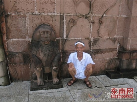 72歲外公當(dāng)女裝模特