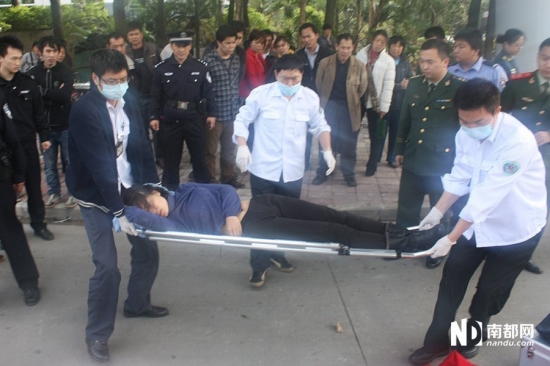 武警周哲平雙手接住跳橋女子