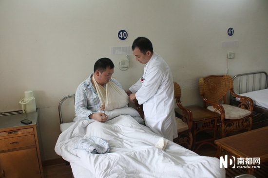 武警周哲平雙手接住跳橋女子