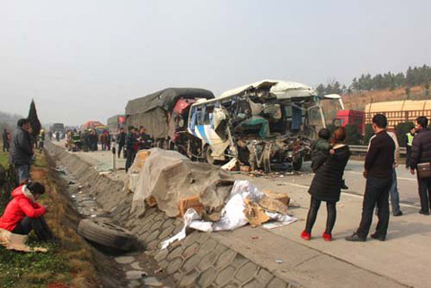 湖南邵陽數(shù)十車受霧霾影響追尾致1人亡