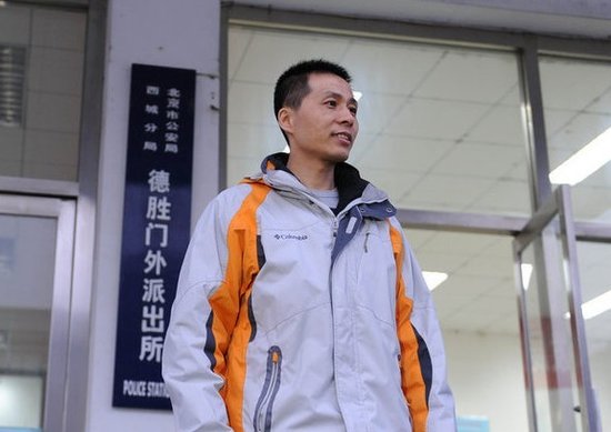 朱瑞峰日前表示，他手中還有至少5段重慶官員淫亂視頻，&ldquo;當時官職都比雷政富大&rdquo;，如果相關部門刻意掩蓋，他會把5個高官的淫亂視頻逐個曝光。圖為2013年1月28日，北京，警方調解完畢，朱瑞峰走出調解室。攝影：京華時報/徐曉帆