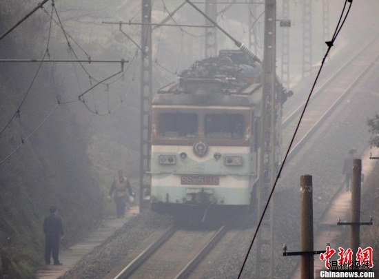 四川貨車沖出路面與火車相撞
