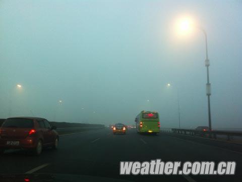 北京17日早晨現大霧影響交通 下午北風吹散大霧