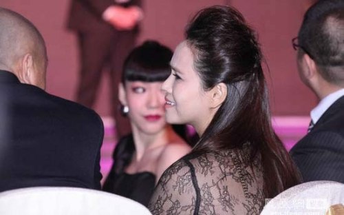 吳莫愁伊能靜同桌