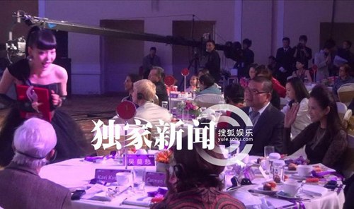 吳莫愁伊能靜同桌