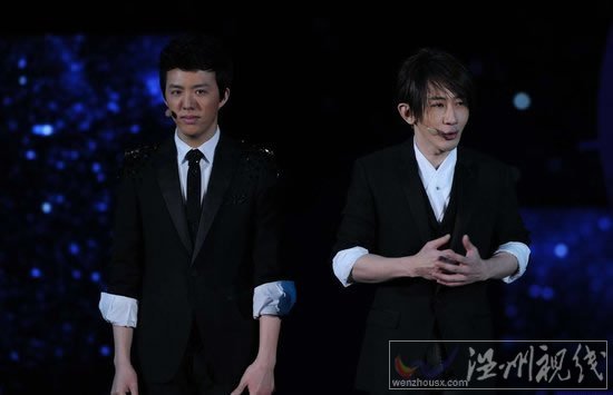 劉謙李云迪魔術：劉謙調侃李云迪。