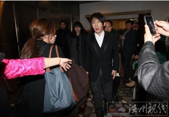 劉謙調(diào)侃“宏迪戀”李云迪“找力宏”