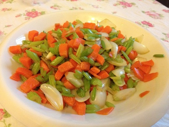 8款簡(jiǎn)單有效的瘦臉食譜&mdash;&mdash;芹菜胡蘿卜碎