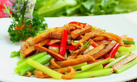 8款簡(jiǎn)單有效的瘦臉食譜&mdash;&mdash;芹菜豆腐干