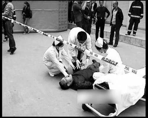 男子跳樓圍觀者起哄