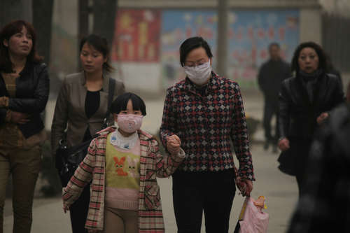 甘肅中西部沙塵漫天飛舞 鼎新現強沙塵暴