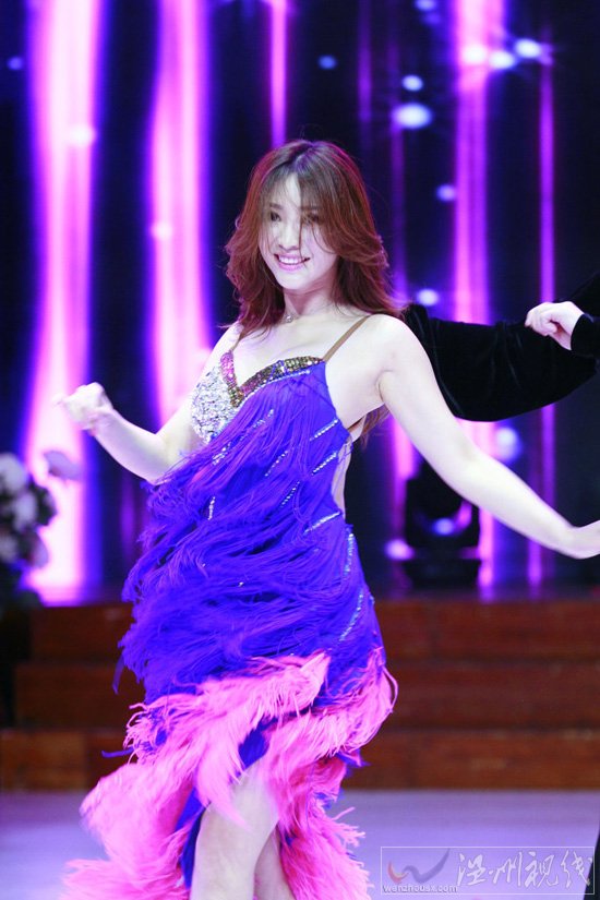 柳巖熱舞裙底春光乍泄