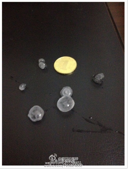 溫州下冰雹了 24日凌晨溫州平陽雷電交加下起了冰雹