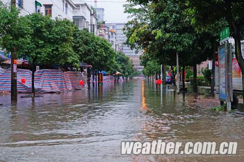 廣西欽州28迎來暴雨 道路積水30多厘米影響出行