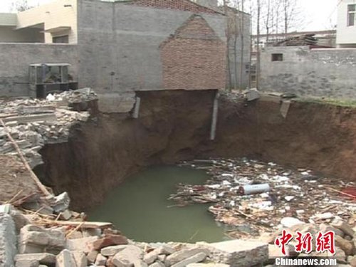 民宅塌陷成大水坑米凌子攝