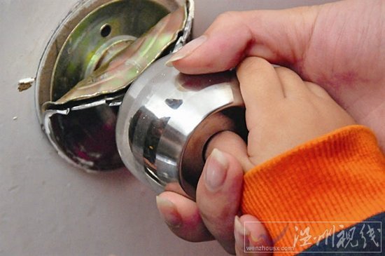 溫州鹿城區兩歲男童大拇指被球形鎖鎖眼卡住