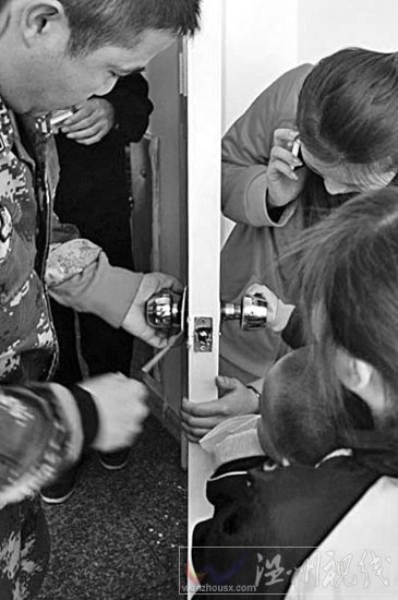 溫州鹿城區兩歲男童大拇指被球形鎖鎖眼卡住