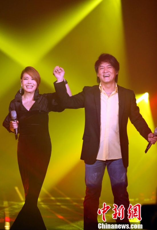 辛?xí)早骱椭苋A健合唱