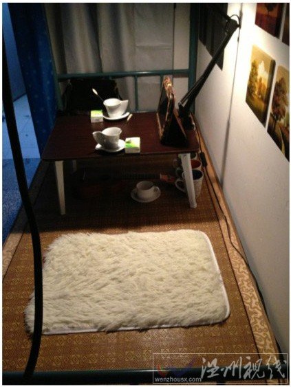 桌上擺著咖啡杯