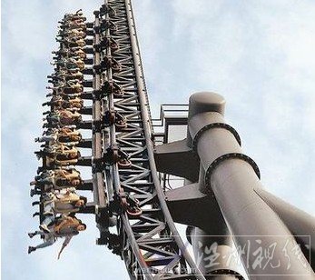 少女玩云霄飛車(chē)被嚇?biāo)? width=