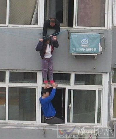 女子跳樓被丈夫拽住