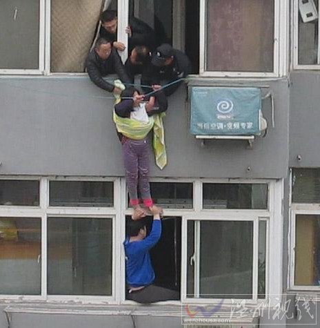 在民警幫助下跳樓女子安全脫險