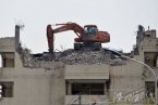 挖掘機怎么上樓頂作業(yè)的 太原挖掘機樓頂作業(yè)引爭議
