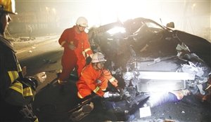 溫州越野車追尾貨車致7死1傷