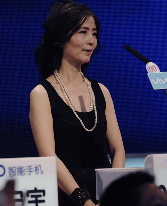 51歲女嘉賓牽手小17歲帥哥