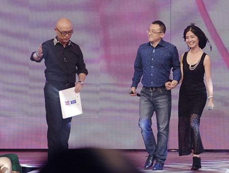 51歲女嘉賓牽手小17歲帥哥