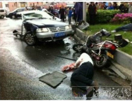 車禍中助動車司機(jī)被撞后躺倒在地