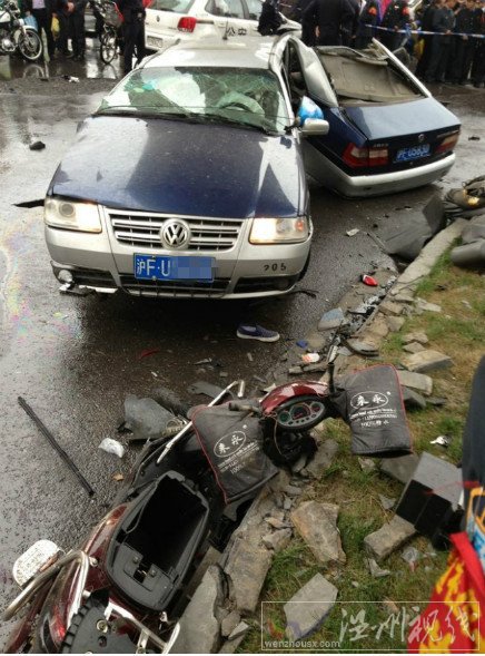 車禍現(xiàn)場一片狼藉