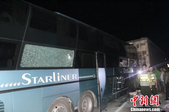 合浦縣車(chē)禍現(xiàn)場(chǎng) 客車(chē)追尾貨車(chē)