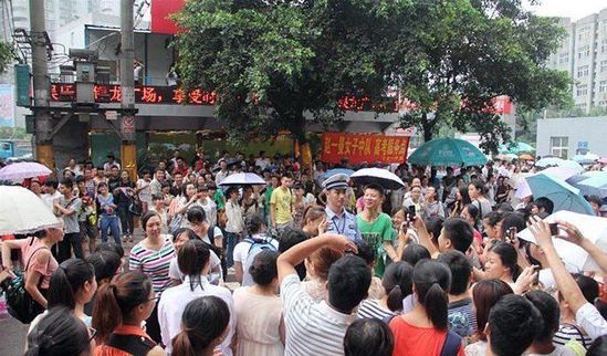 宜賓最帥交警劉毅遭花癡圍觀